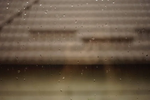 Primer Plano Cristal Ventana Gotas Lluvia Casa Con Techo Baldosas — Foto de Stock