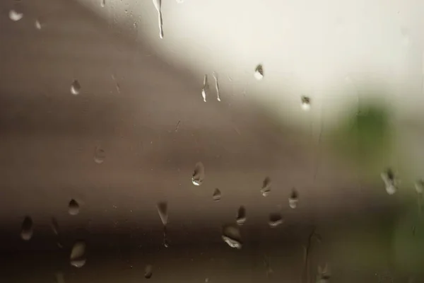 Nahaufnahme Fensterglas Regentropfen Braunes Ziegeldach Vor Verschwommenem Hintergrund — Stockfoto