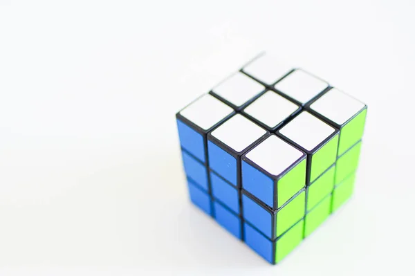 Cubo Toy Rubik Una Mesa Blanca Copiar Espacio — Foto de Stock