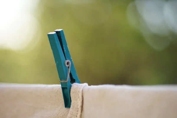 Paño Beige Secan Con Pinza Plástico Verde Aire Libre — Foto de Stock