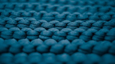 Koyu mavi arkaplan büyük örgü iplik deseni.