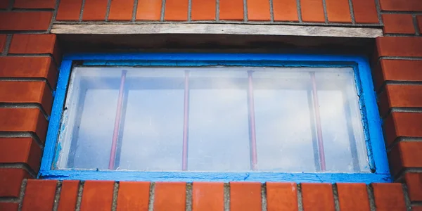 Janela Baixa Com Moldura Azul Velha Grade Ferro Edifício Tijolo — Fotografia de Stock