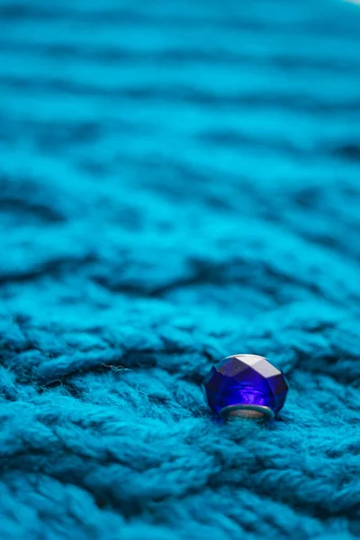 Μπλε Κρύσταλλο Ένα Απαλό Μπλε Πλεκτό Τραπέζι — Φωτογραφία Αρχείου