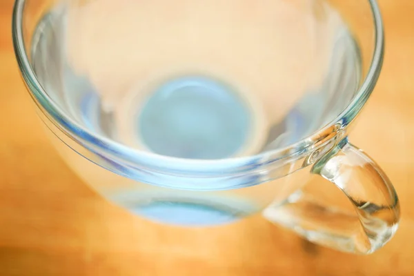 Verre Transparent Bleu Plein Eau Sur Une Table Bois — Photo