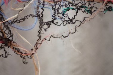 Eski yıpranmış ip ve ipler sallanıyor..