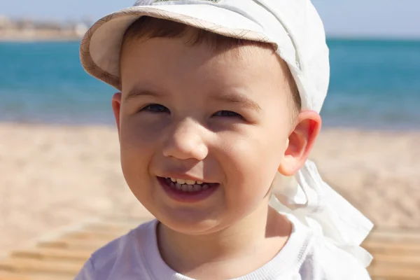 Щаслива дитина на пляжі — стокове фото