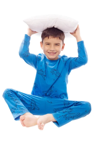 Мальчик в пижаме с подушкой — стоковое фото