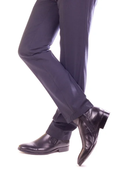Бизнесмен стоит со скрещенными ногами Лицензионные Стоковые Фото