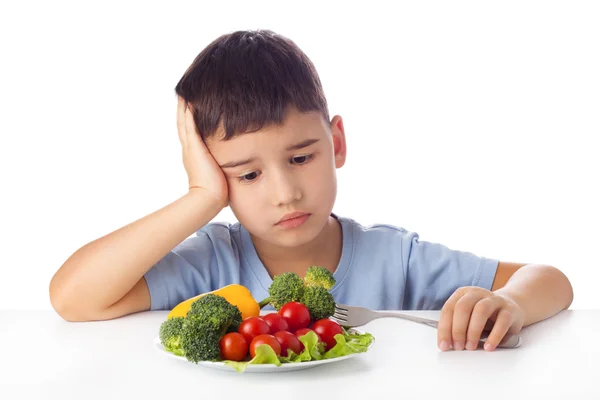 Мальчик ест овощи Стоковое Фото