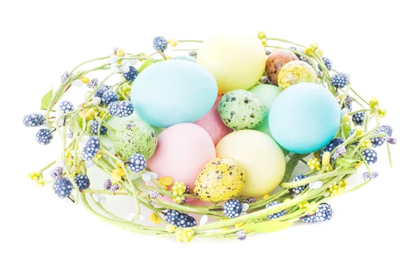 Hasır yuva ile Paskalya yumurtaları — Stok fotoğraf