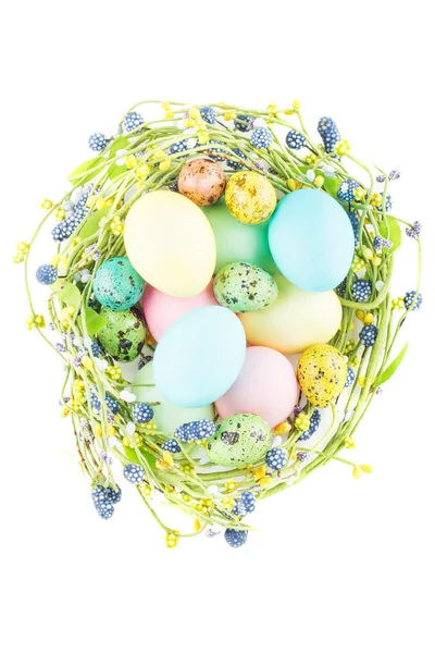 Hasır yuva ile Paskalya yumurtaları — Stok fotoğraf