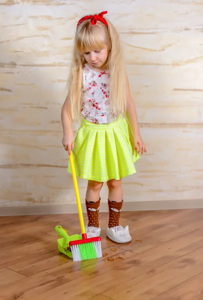 Mooi blond meisje schoonmaken van het huis — Stockfoto