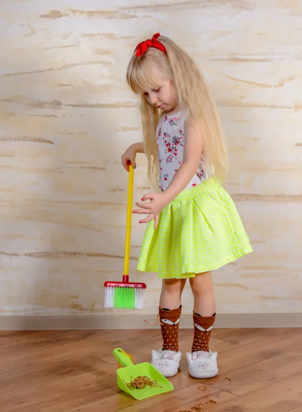 Hübsche kleine blonde Mädchen putzt das Haus — Stockfoto