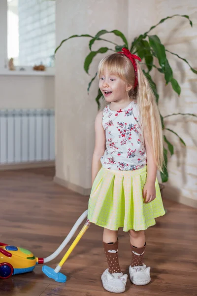 Happy pretty little blond girl cleaning house — Stock Photo, Image