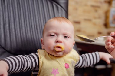 Yulaf lapası yemek yeme sandalye üzerinde bebek