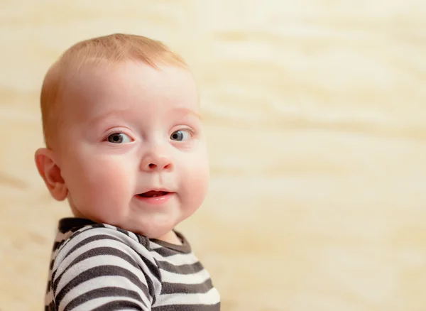Adorable bebé niño mirando lejos de la cámara —  Fotos de Stock