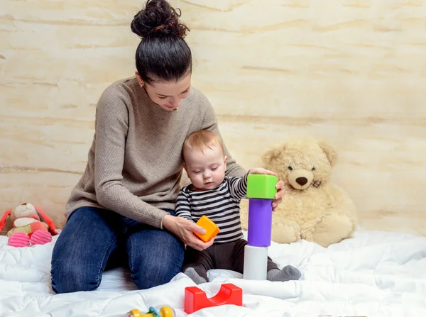 Annem ve onun sevimli bebek oynarken plastik blokları — Stok fotoğraf