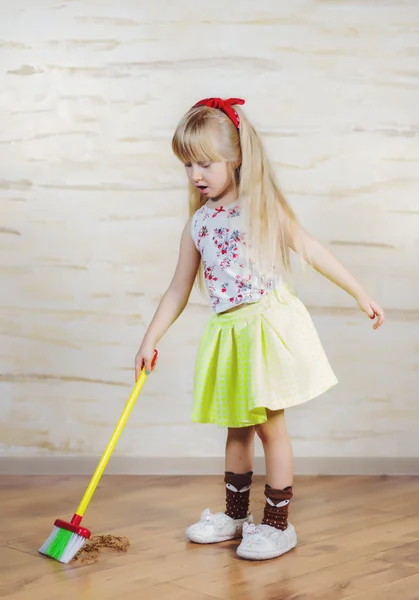 Söt liten blond tjej städa huset — Stockfoto