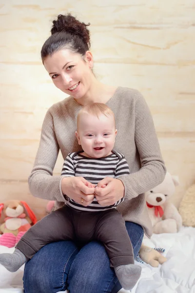 Feliz mamá y su bebé sonriendo a la cámara —  Fotos de Stock