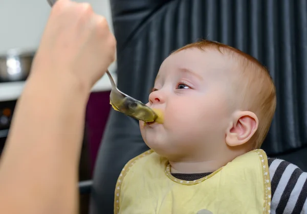 可爱的小宝贝男孩在椅子上吃健康的食物 — 图库照片