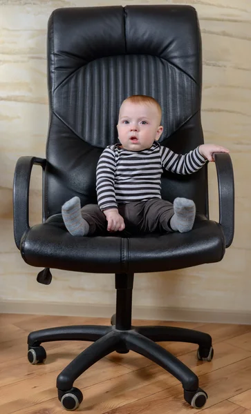 Веселый портрет милого мальчика в офисном кресле — стоковое фото