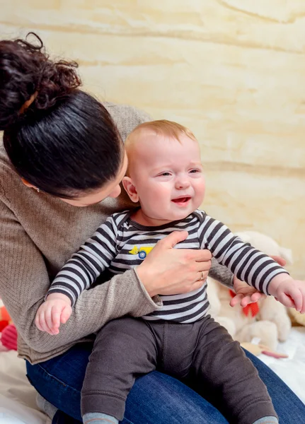 Maman apaisant et étreignant son bébé pleurant — Photo