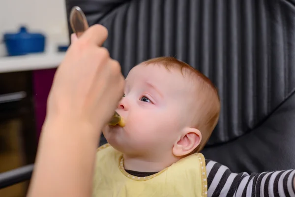 Söt Baby Boy på stol äta hälsosam mat — Stockfoto