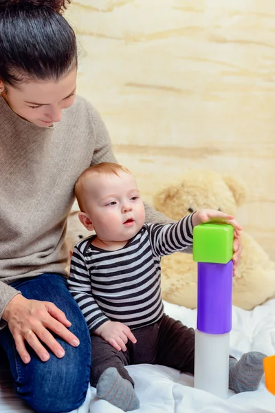 Mom and her Cute Baby Playing with Plastic Blocks — Stock Photo, Image