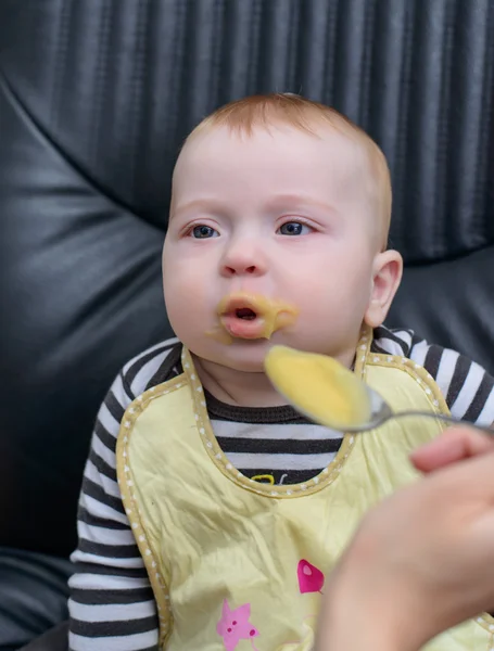 Niedlichen kleinen Jungen auf Stuhl essen gesunde Nahrung — Stockfoto