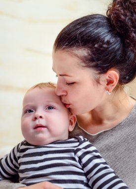 Gurur sevgi dolu bir anne ile bebek