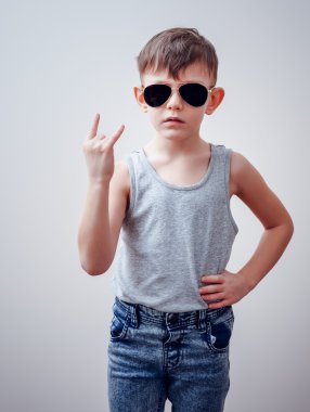 Sert çocuk sembolleri el ile yapma