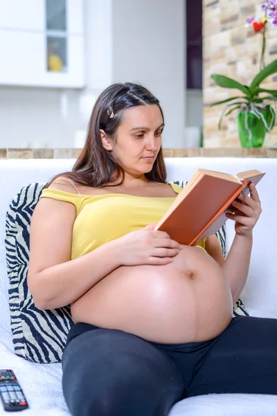 一人で読んで 1 つの妊娠中の女性 — ストック写真