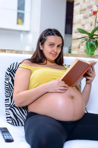Одинока вагітна жінка читає сама — стокове фото