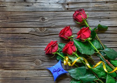 Eski tahta arka plan ile stemmed gül kıymık.