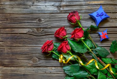 Eski tahta arka plan ile stemmed gül kıymık.