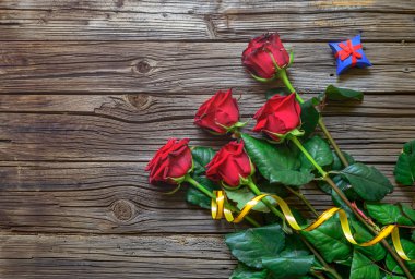 Eski tahta arka plan ile stemmed gül kıymık.