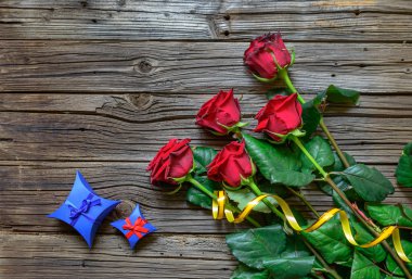 Eski tahta arka plan ile stemmed gül kıymık.