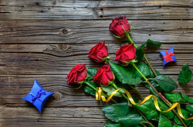 Eski tahta arka plan ile stemmed gül kıymık.