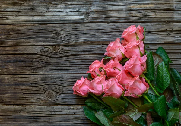 Bunt av rosor i hörnet av trä bakgrund — Stockfoto