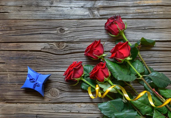 Old splintered wood background with stemmed roses — Stock Photo, Image