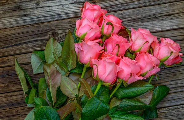 Närbild på rosor över träbord — Stockfoto