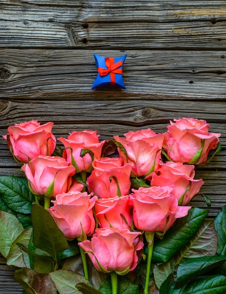 Pequena caixa de presente dos namorados e rosas — Fotografia de Stock