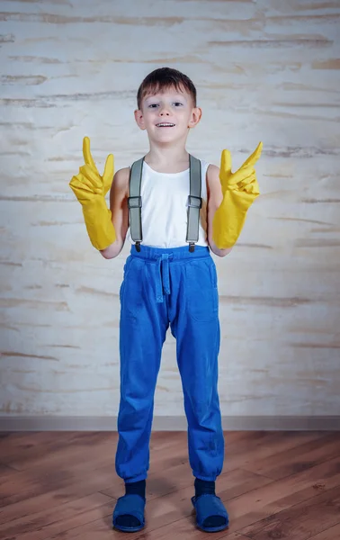 대형된 고무 장갑에 귀여운 소년 — 스톡 사진