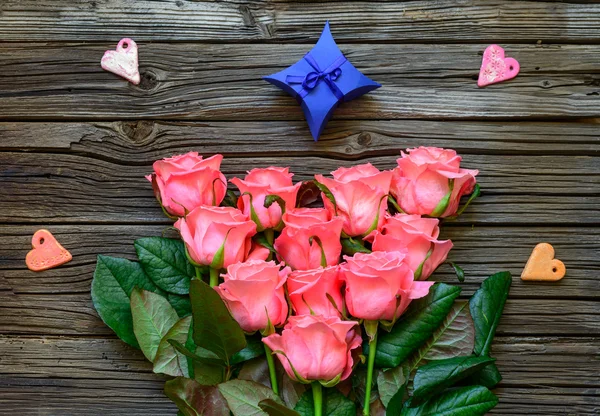 Rosas, formas de coração e pequenos presentes fundo — Fotografia de Stock