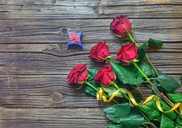 Old splintered wood background with stemmed roses — Stock Photo, Image