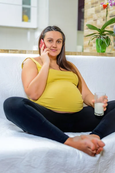 Gesunde Frau im dritten Schwangerschaftsdrittel — Stockfoto