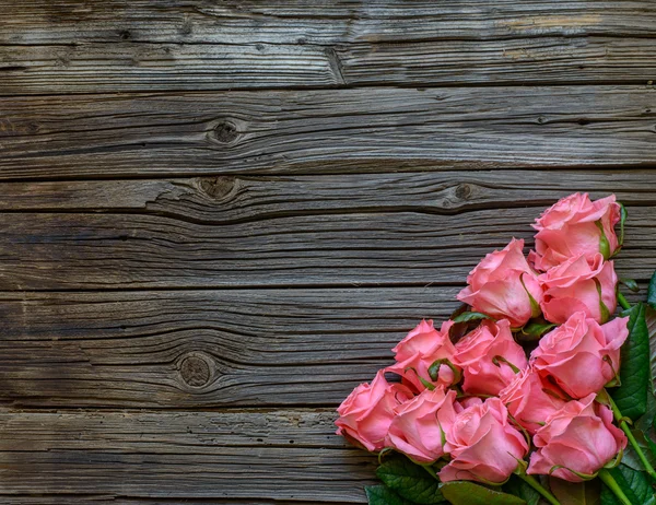 Bunt av rosor i hörnet av trä bakgrund — Stockfoto