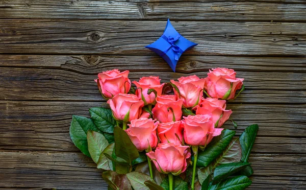 Little valentine gift box and roses — Stock Photo, Image