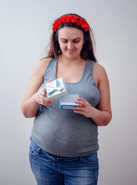 Pregnant woman looking at medicine — Stock Photo, Image