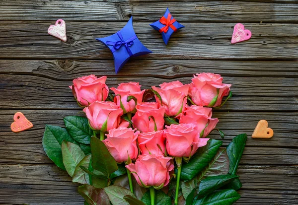 Rosas, formas de coração e pequenos presentes fundo — Fotografia de Stock